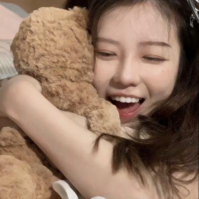 她在这里